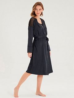 Шелковистый халат из модала декорирован элегантным кружевом на плечах и части спинки LTBS50301 BlackSpade черный