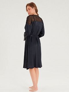 Шелковистый халат из модала декорирован элегантным кружевом на плечах и части спинки LTBS50301 BlackSpade черный