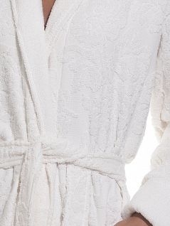 Изысканный и нежный халат из облегченной махровой ткани с жаккардовым узором виде крупных цветов по всему изделию PECHE MONNAIE EV9262кремовый