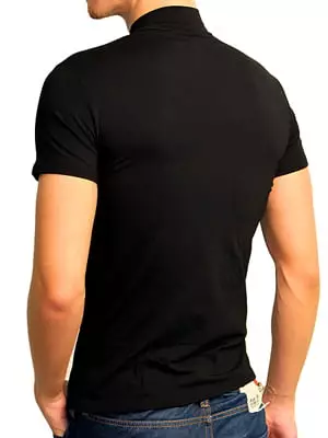 Черная футболка с оригинальным воротником