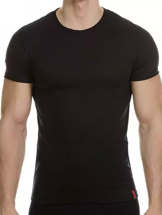 Мужчина в черной футболке
