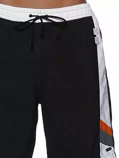 Удлиненные пляжные шорты  с контрастным белым поясом и отделкой серыми и оранжевыми вставками черного цвета HOM 07700cK9