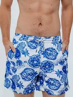 Летние шорты-плавки на белом фоне огурцы и цветочные узоры синего цвета PJ-David_5951-D3