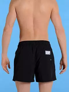 Пляжные шорты на шнурке со стильными металлическими наконечниками черного цвета «HOM» 07470c04