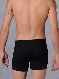 Удлинённые мужские облегающие трусы-боксеры чёрного цвета с тонким контрастным ярко-красным кантом по низу штанины HOM 02179cK9