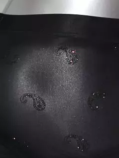 Шелковистые хипсы украшен разбросанными по всей поверхности сверкающими восточными огурцами «бута» или «пейсли» черного цвета HOM 02225cK9