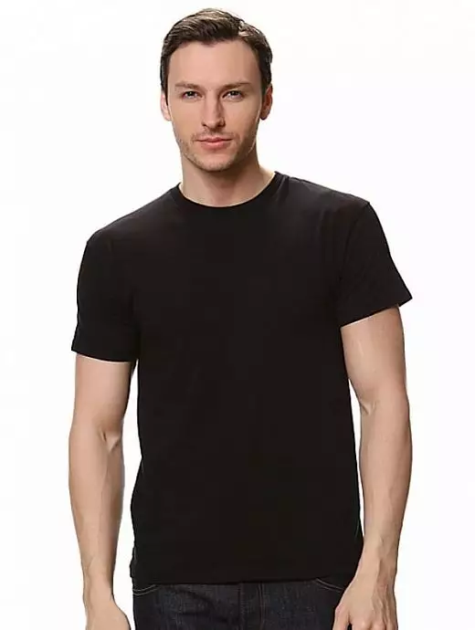 Человек в черной футболке
