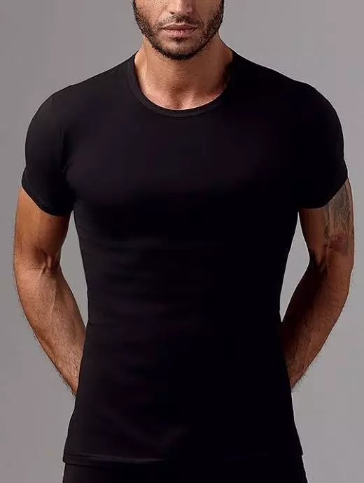 Мужчина в черной футболке