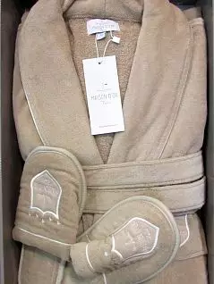 Стильный халат с вышивкой и декоративным кантом и тапочки с аналогичной вышивкой PECHE MONNAIE EV2841бежевый