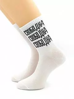 Эластичные носки с надписью "Свободна" белого цвета Hobby Line RTнус80159-26-06